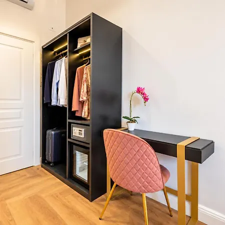 Boutique 81 - Spanish Steps 4* Rome